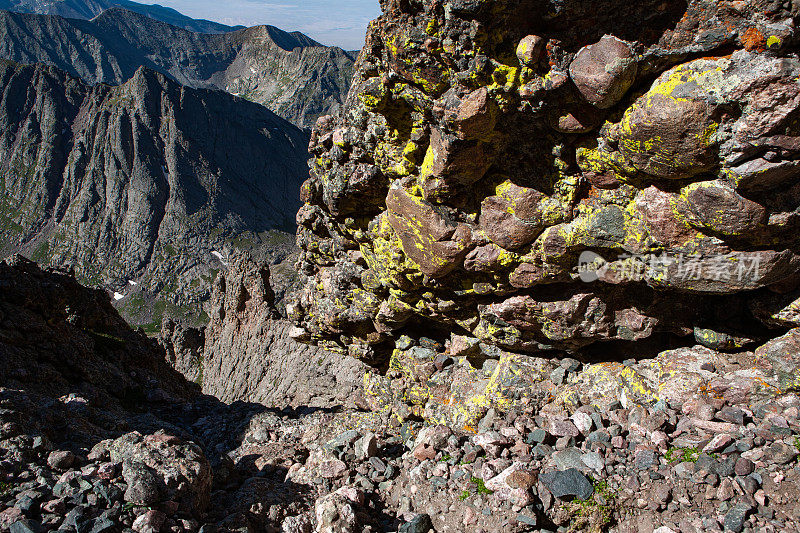 俯瞰陡峭的攀登路线的克莱斯顿针峰，科罗拉多州。