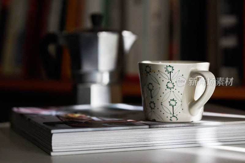 咖啡休息:咖啡杯放在书上