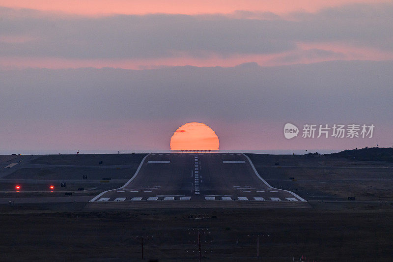 太阳落在机场跑道后面