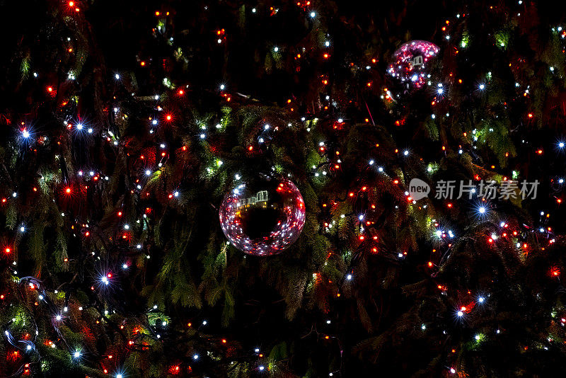 伦敦科文特花园的圣诞树彩灯和小玩意