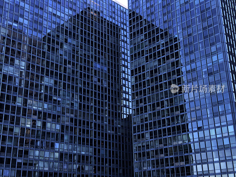 抽象的摩天大楼窗户和反射