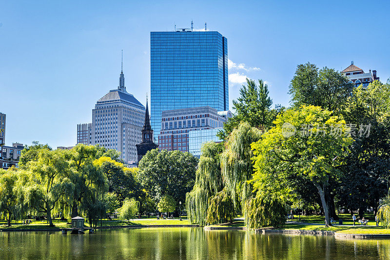 波士顿公共公园和市中心城市天际线与湖泊和树木，波士顿，美国