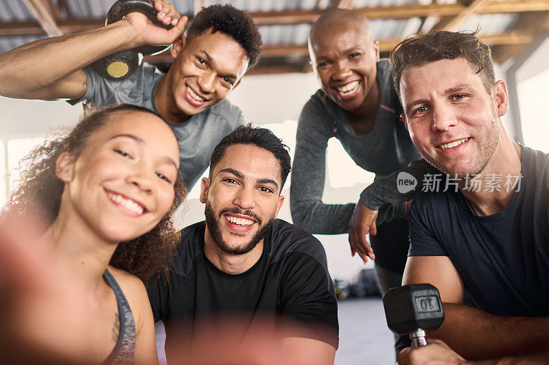 男性，女性或多元化健身房自拍的社交媒体影响者，健身博客或锻炼pov。肖像，微笑或快乐的锻炼朋友，举重的人或训练教练在讲述我们的摄影
