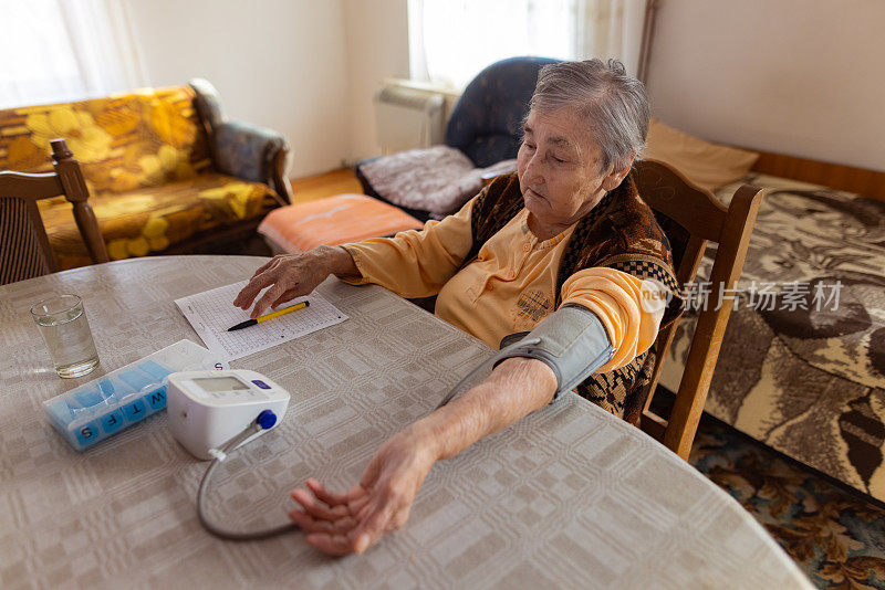 老年妇女测量血压