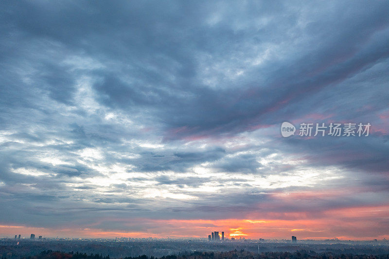 色彩柔和的天空与云在黎明日出作为自然背景