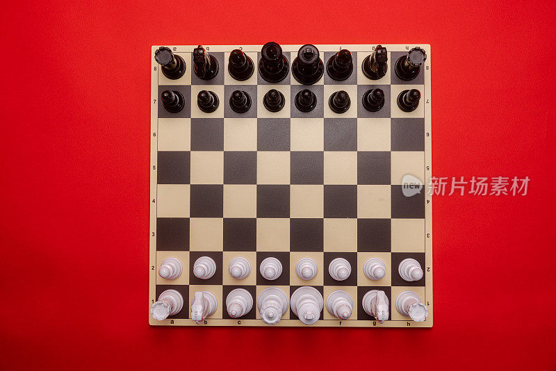 红色背景上的棋盘，概念图像