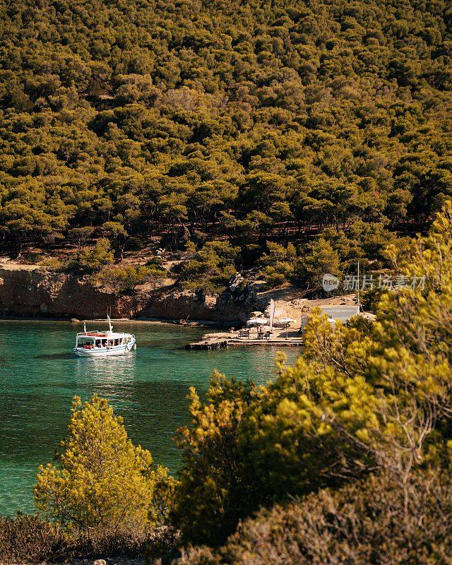 希腊莫尼岛美丽的自然背景上的一艘船的特写视图