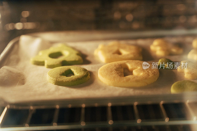 寒假期间在厨房的电烤箱内烤圣诞饼干的特写