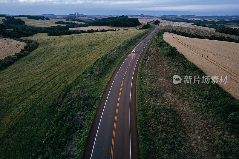 汽车在农业地区的道路上