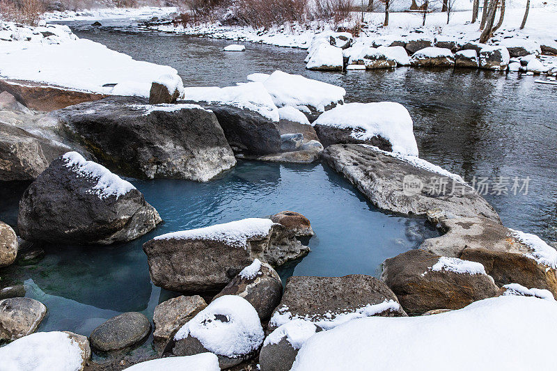 天然温泉矿池在冬季被积雪覆盖