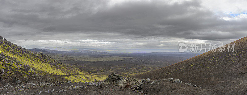 冰岛的火山景观全景图，上面是黑暗的天空