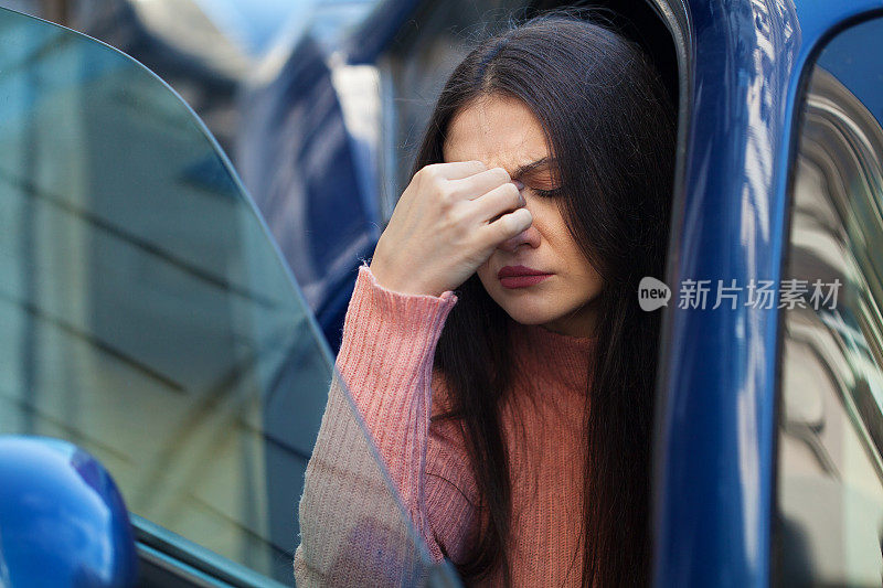 一名年轻女子被困在交通堵塞中