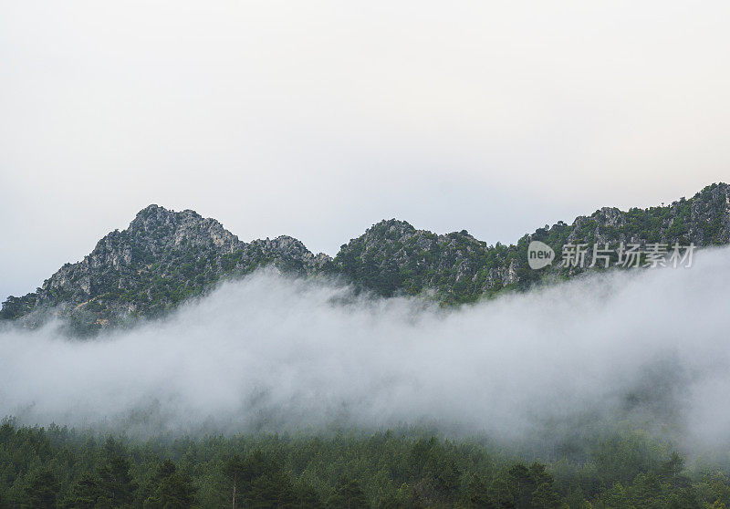 土耳其安塔利亚，浓雾笼罩着群山