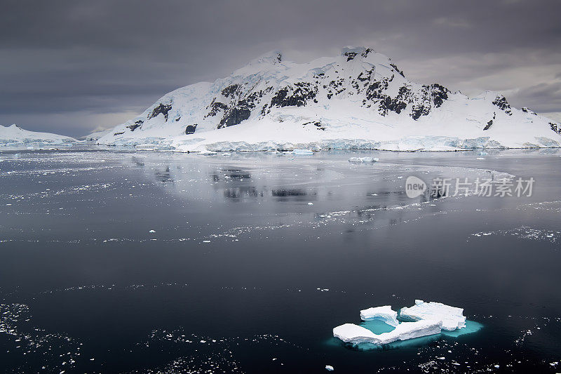 美妙而大气的全景景观在天堂湾与冰山漂浮在南极洲