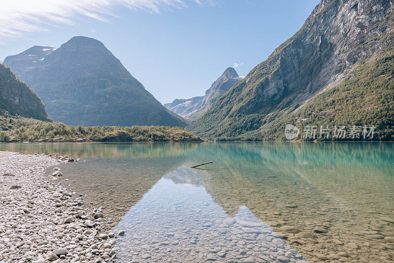 壮观的湖泊被群山环绕，挪威的风景