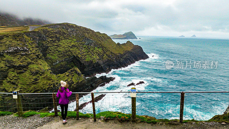 爱尔兰悬崖，克里悬崖鸟瞰图，大西洋海岸线的美丽风景，克里环，被广泛认为是爱尔兰克里郡最壮观的悬崖，从上面看大西洋悬崖，悬崖边上的女人