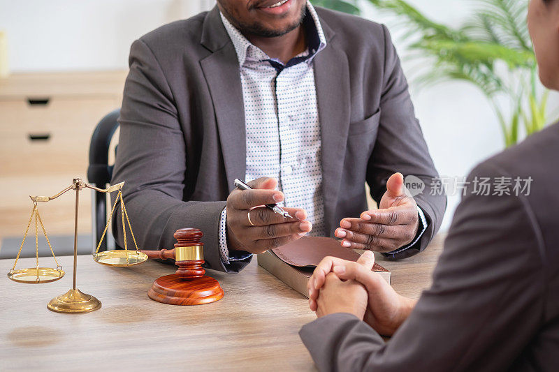 法律咨询，协议，合同，非洲裔律师为客户提供法律咨询和签署合同的申诉律师，概念律师。