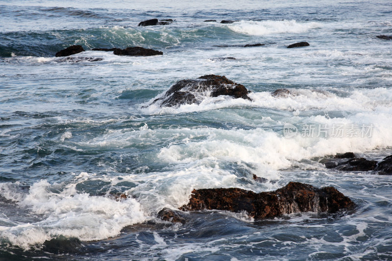 海浪拍打着岩石