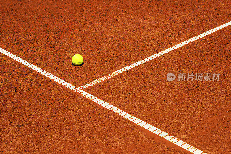 网球场上的网球。粘土表面。