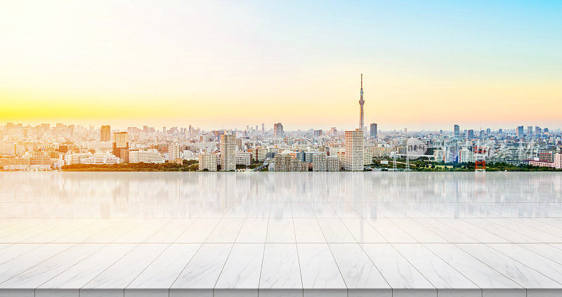 空大理石地板与东京城市全景