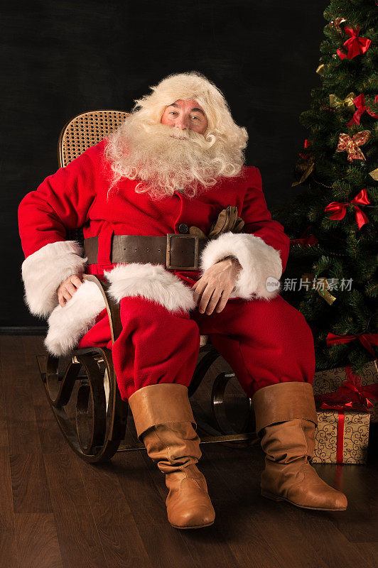 圣诞老人坐在舒适的摇椅上