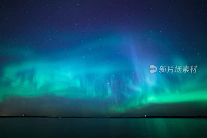 芬兰湖上的北极光