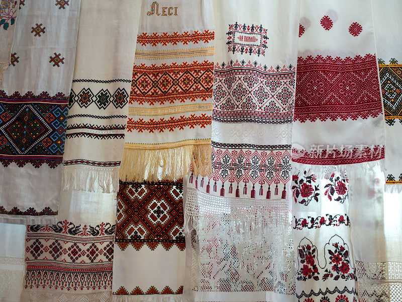 许多绣花的旧乌克兰民族毛巾