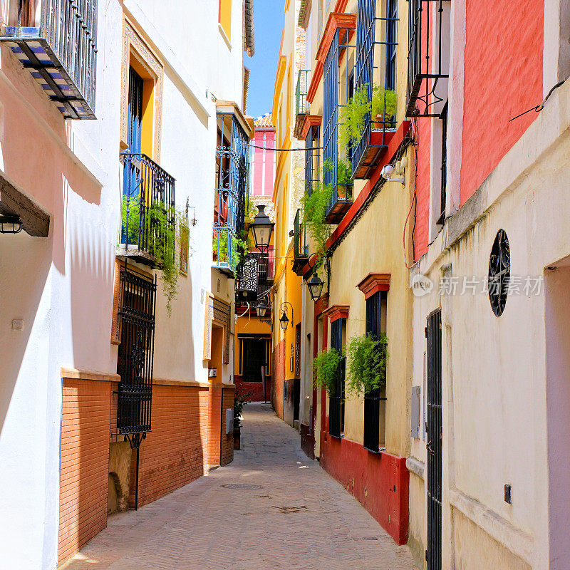 西班牙塞维利亚老城的彩色街道