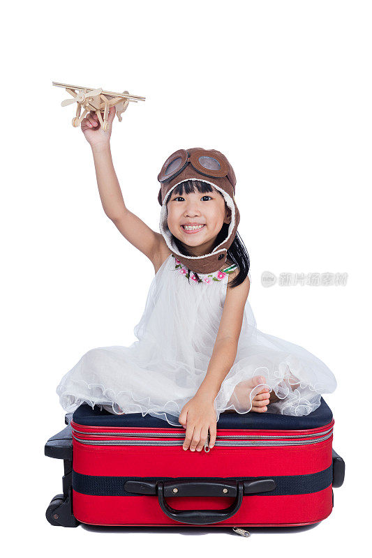 快乐的亚洲小中国女孩玩玩具飞机