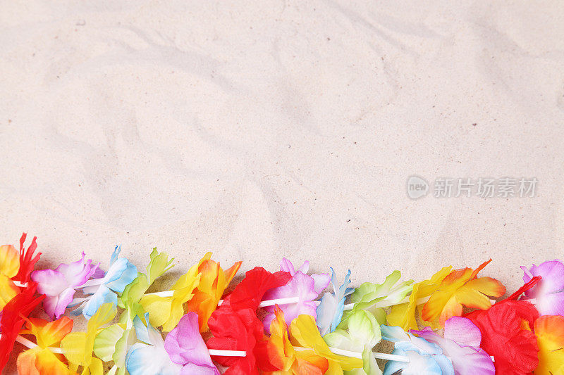 白色沙滩上的夏威夷花环