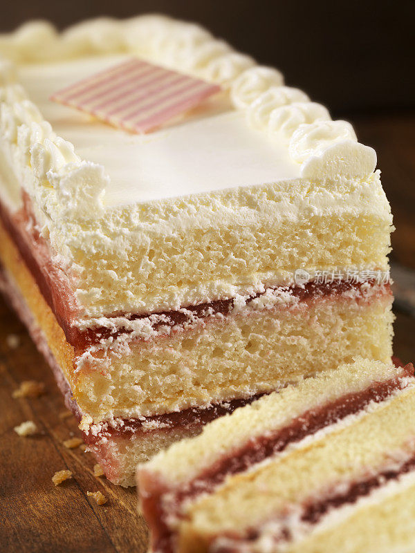 三层草莓奶油蛋糕