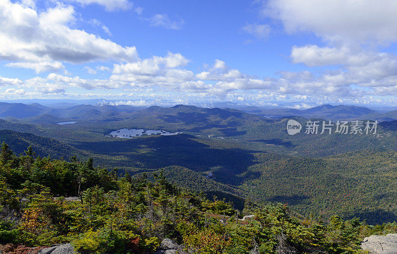 从纽约阿迪朗达克山脉46号山顶俯瞰阿尔卑斯山