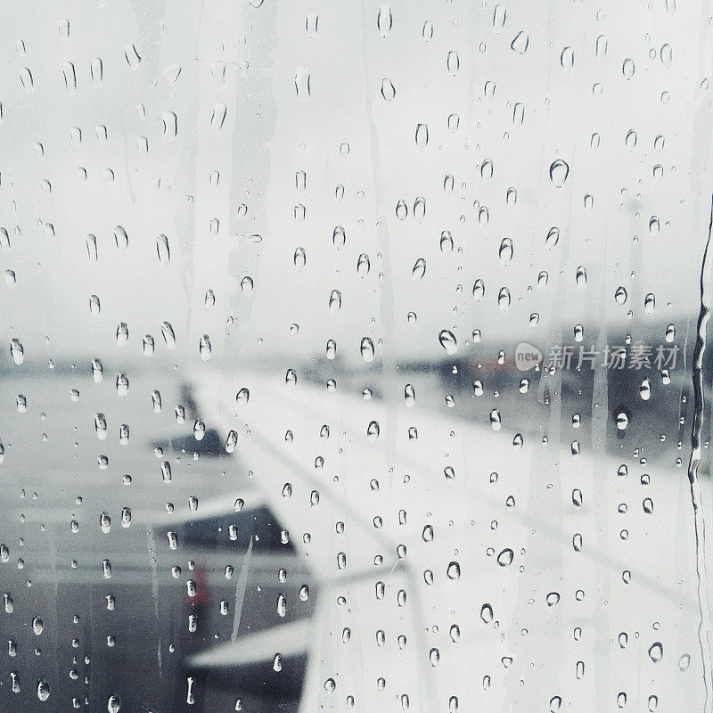 雨滴落在飞机的窗户上