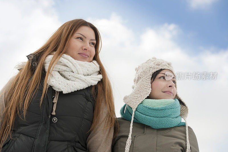 雪中的两个女人