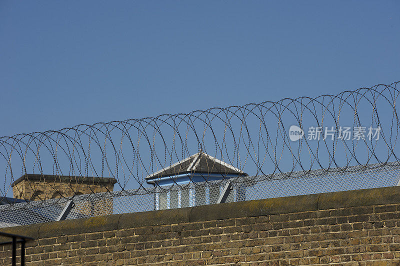 监狱的墙上有铁丝网