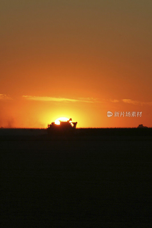 拖拉机停在夕阳前