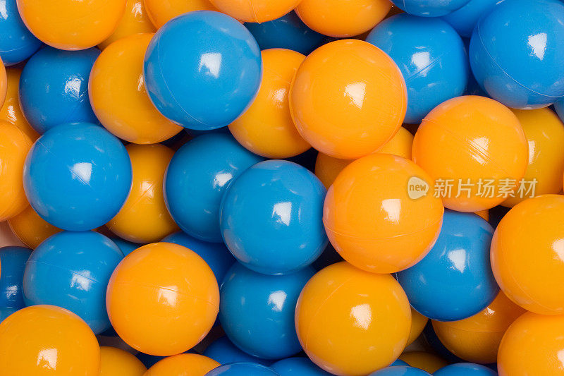 由黄色和蓝色塑料球组成的球坑