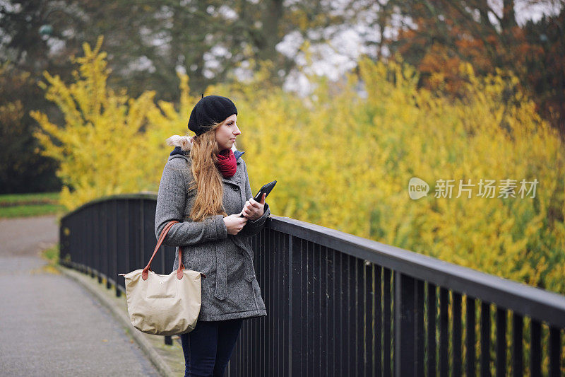 女人站在公园桥上