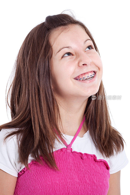 戴着牙套的年轻女孩抬头微笑