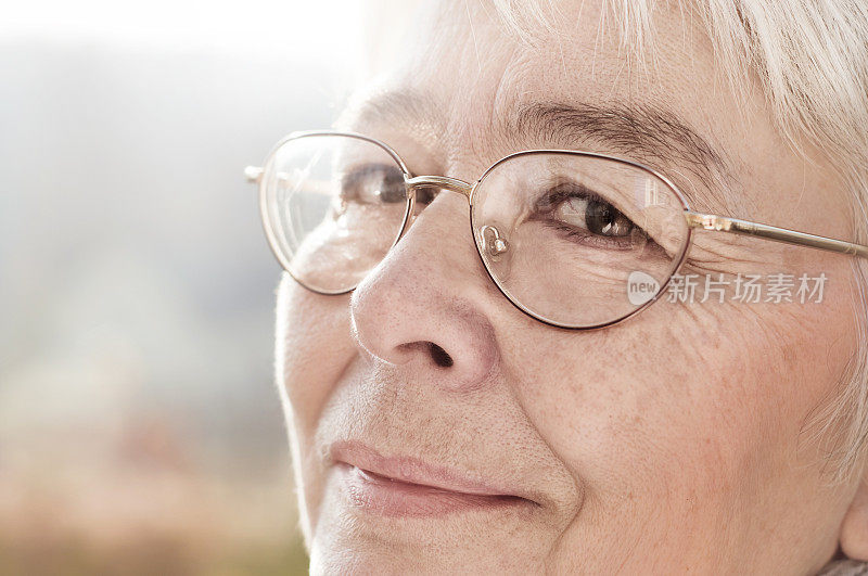 成熟的女人在户外