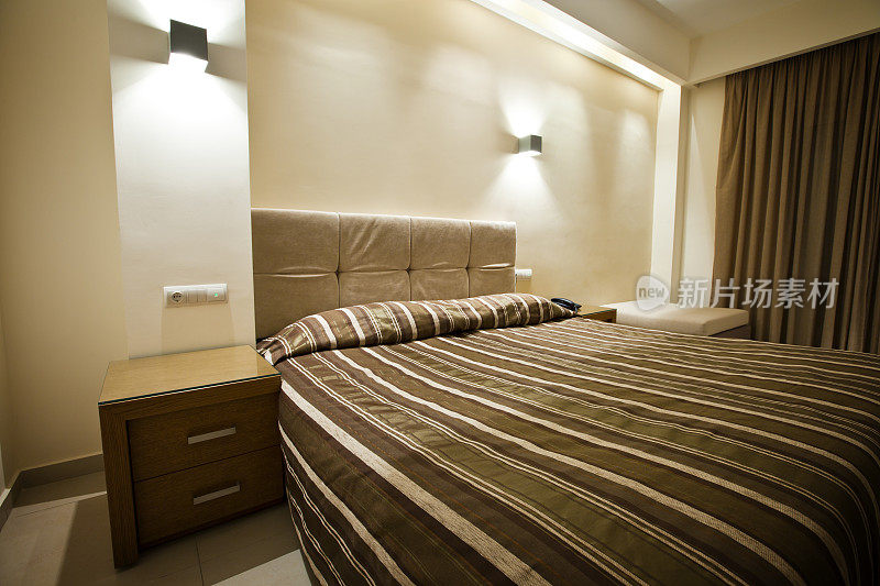 豪华酒店卧室配有双人床
