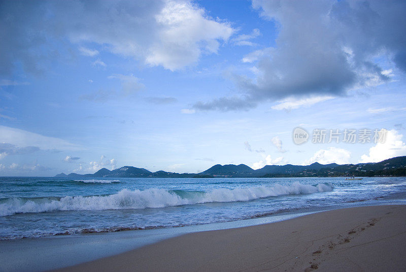 海滩景观和天空