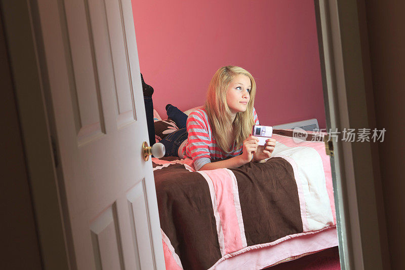粉色青少年生活方式-卧室手机