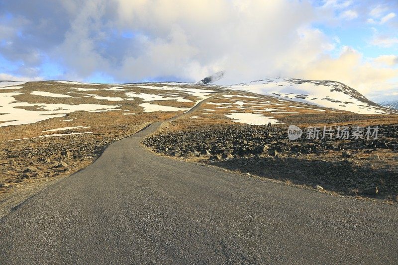 挪威有雪和云的山区乡村公路