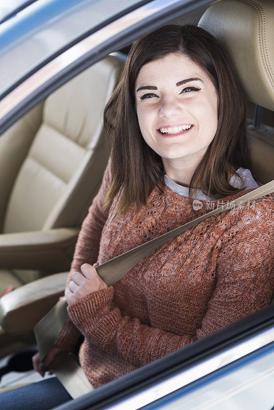 十几岁的女孩开车