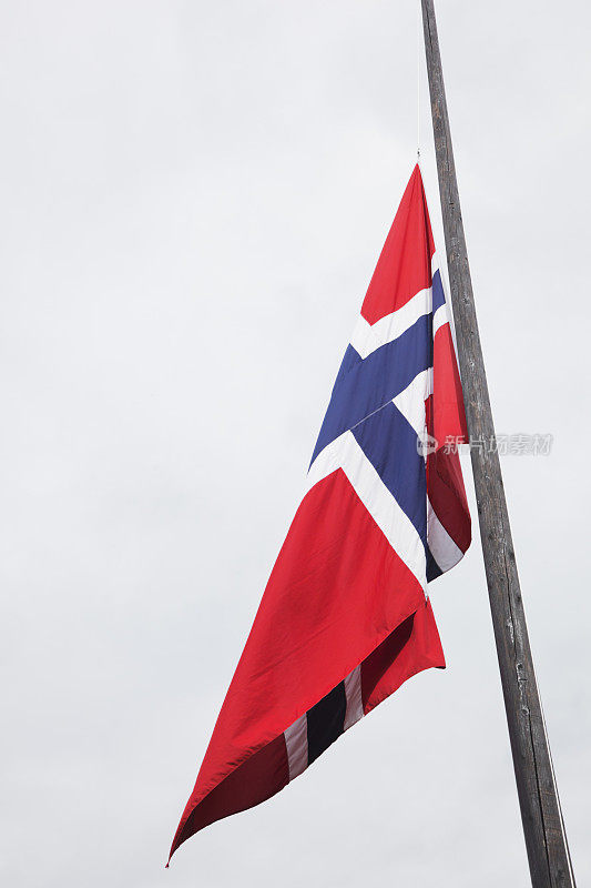 挪威红白蓝相间的国旗。