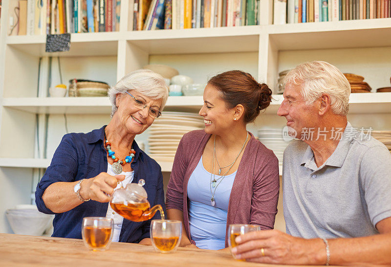 爷爷奶奶和孙女一起喝茶