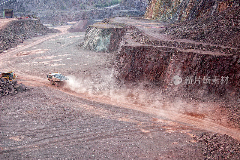 露天矿山采石场道路上的自卸车