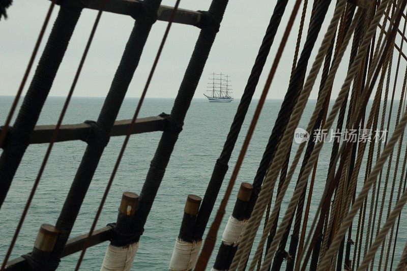 从索具上看到一艘古代帆船