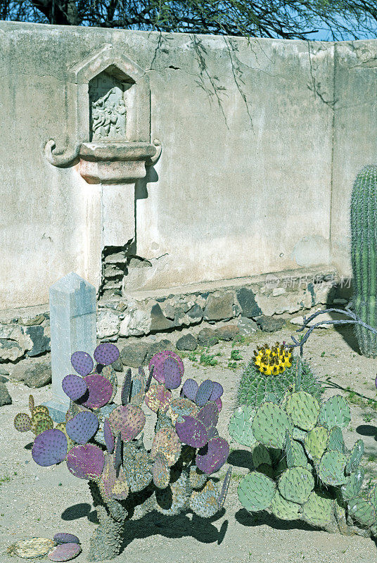 亚利桑那州教会的仙人掌花园中的十字架站